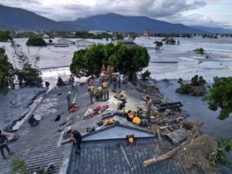 泥沙淹民宅剩屋顶 国军「破顶」寻失联民眾 震撼画面感动1.6万人