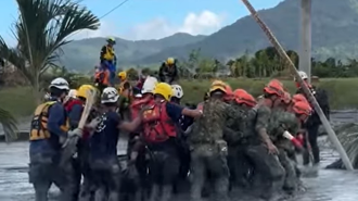 影》87岁嬷回家了！「12名国军人墙」挡急流 特搜队惊险运遗体