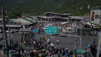 心電感應？住不同地...鏟子青年急赴花蓮救災 驚見老爸也在場鏟泥巴