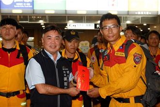 台中特搜英雄平安返鄉 消防局熱烈迎接英雄歸來