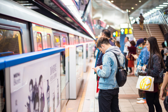 捷運民權西路站爆全武行　2男為「這事」月台開打