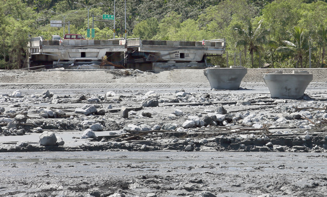 花莲灾民安置有着落，卓荣泰：提供30旅馆、700房可入住。图为被洪水冲毁的马太鞍桥只剩下桥墩。（本报资料照片）