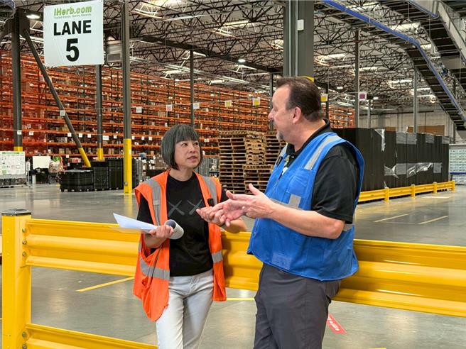 范琪斐到美国iHerb总部体验仓库繁忙的物流工作。（iHerb提供）