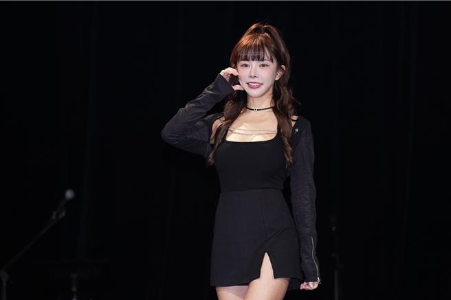 巫苡萱27日出席公益演唱會。(池宗玲攝)