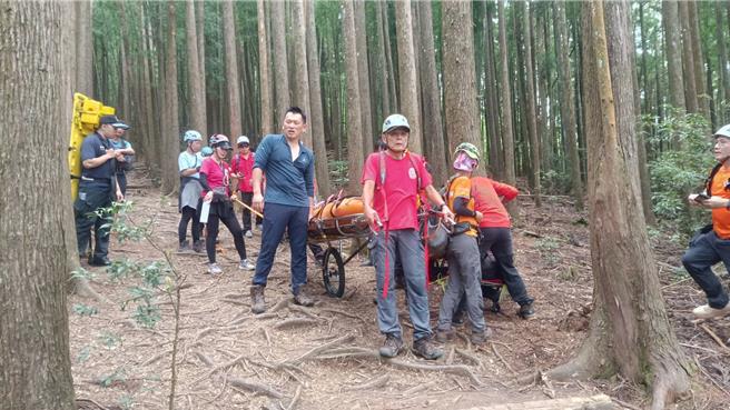 消防人員前去救濟。(民眾供應/李京昇台中傳真)