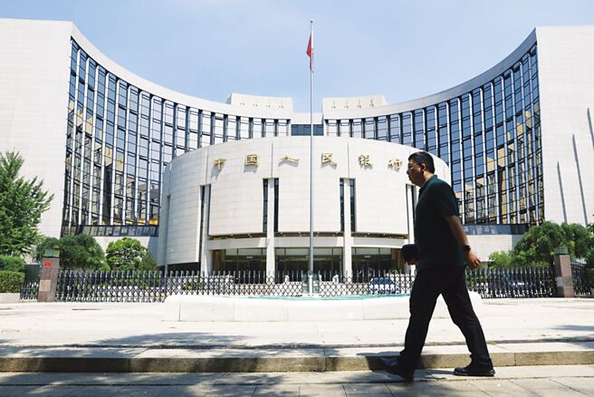中国人民银行近日召开第三季货币政策委员会例会，提到当前国内面临需求不足、物价低位运行等困难和挑战。图／中新社