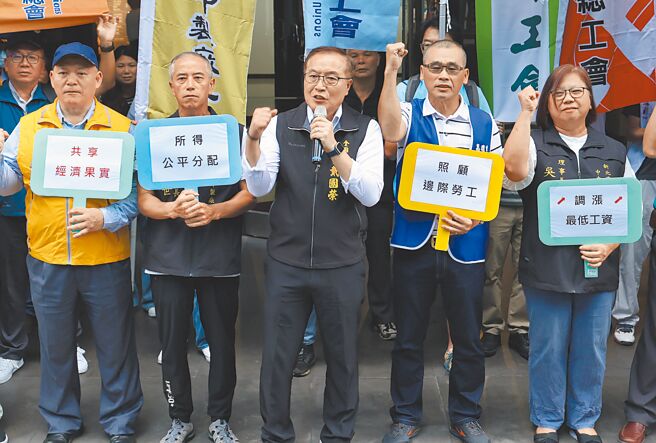 「最低工資審議會議」26日在勞動部舉行，全國產業總工會理事長戴國榮（中）與勞團會前表達訴求，希望調幅至少4％。（姚志平攝）