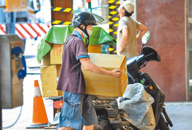 圖為勞工搬運貨物。（示意圖，照片中人物與新聞事件無關）（姚志平攝）