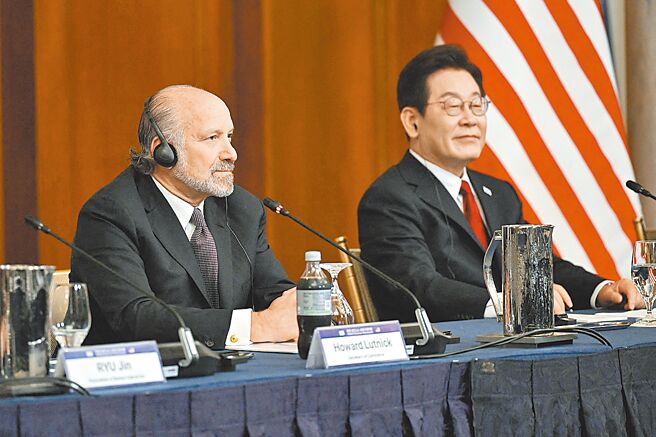 美国商务部长卢特尼克（左）暗示，韩国应将投资额提高到5500亿美元。（路透）
