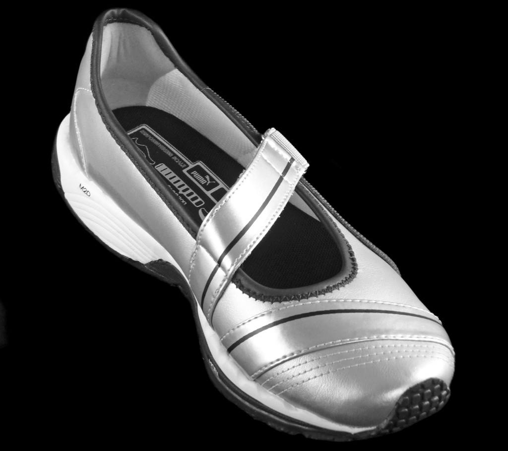 若說鞋款能代表一個時代風格,那麼今年街頭與時尚圈的主角,非瑪莉珍運動鞋莫屬!瑪莉珍鞋(Mary Jane)本季突破框架,融入運動鞋的舒適機能與潮流設計元素,搖身一變成為最具話題的混搭亮點。(示意圖:shutterstock/達志)