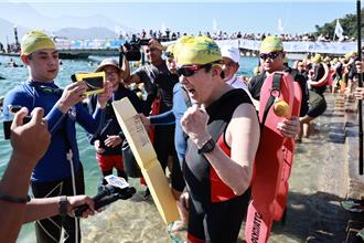 第43届泳渡日月潭 马英九与2万4736泳士破浪而行