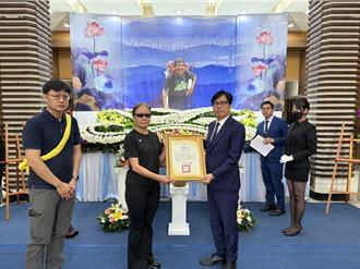 揹水奉茶30年！「柴山英雄」人生落幕 陳其邁親頒褒揚狀
