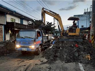 新北20輛機具支援光復鄉清淤復原 640公噸淤泥被清除