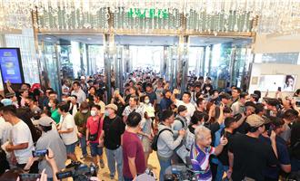 新光三越台中店復業首日湧7萬人 電梯傳高負載磁磚破裂