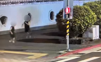 北市男夜跑擦撞路人  中正紀念堂捷運出口大打出手