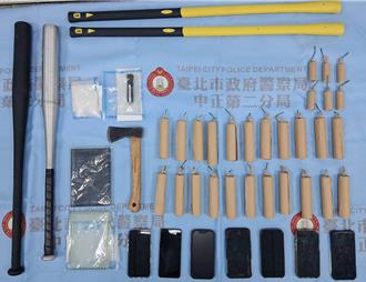 8男嗨翻天倒一片  警破獲毒品、殺傷力爆裂物