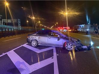 國道鐵管掉落釀禍 轎車輾過慘翻駕駛受傷