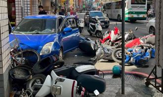 新莊連2日駕駛肇事「車內都藏喪屍煙彈」 他狂撞11車疑毒駕