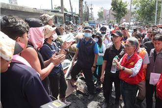 卓揆花蓮勘災 遇民眾陳情要大機具：5分鐘後完成心願