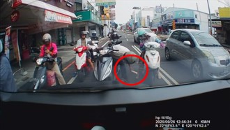 阿伯好心幫撿東西！機車意外爆衝　路人湧上出手救援