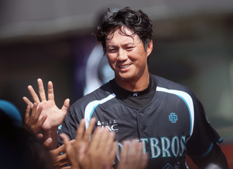 高家兄弟清理家園！高國輝「麒麟臂」搬土石 網封：救災情人