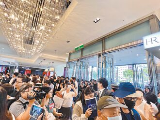 台中新光三越復业 万人拥