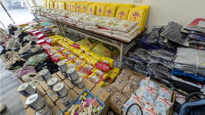 「连结城乡情爱心美好团」海豚姊姊募集而来的鞋子与爱心普渡品等民生物资，将捐给澎湖60户弱势家庭。（许逸民摄）