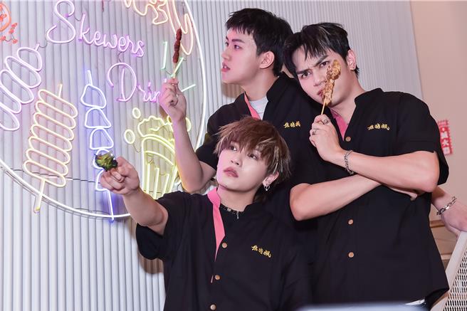 焦糖枫一日店长由团体Saturday成员小潘（前起）、水丰、峻伟。（焦糖枫提供）