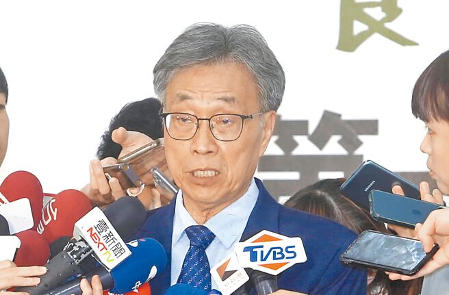 农业部长陈骏季27日出席「第一届食农教育大会」会后受访表示，马太鞍溪堰塞湖坝顶高度已下切114公尺、剩下水位预估有700万吨，由于周边土质仍持续崩塌，不会贸然解除红色警戒。（赵双杰摄）