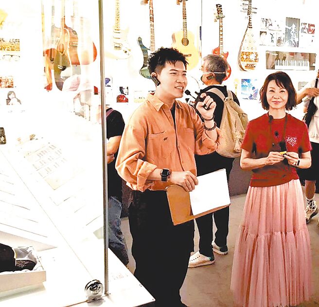 范怡文（右）日前受邀担任「周三耳朵俱乐部」导览嘉宾。（翰森娱乐提供）