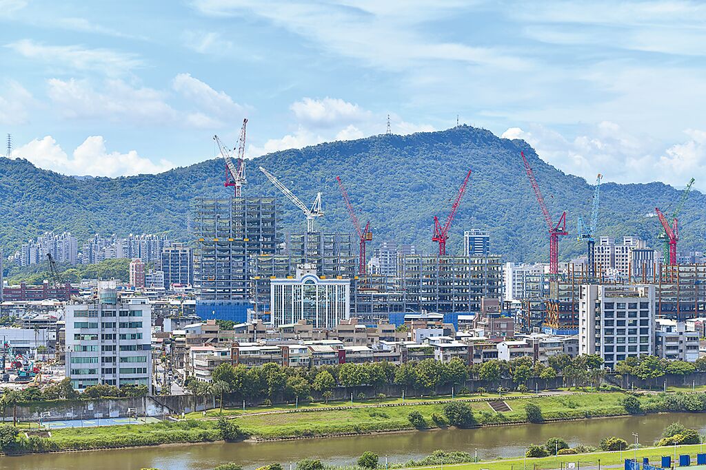 今年房市交易動能恐是這波20多年景氣大多頭以來最低迷！全台8月建物買賣移轉為2.09萬棟，創下連續八個月以來未達2.4萬棟的紀錄，這樣的持續性低迷為自2000年該數據有分月統計以來首見。圖／本報資料照片