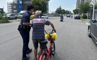 阿伯單車落鏈不慎跌倒 女警台語卡卡變暖心催化劑
