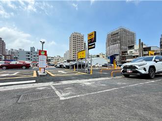 高雄停车场出入口被画「车格」！2车神停瘫痪整场