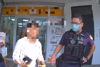 45岁女通缉犯「假冒25岁女儿」想逃跑！警见照片秒戳穿