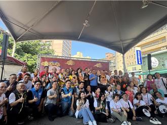 中和土地公遶境嘉年華藍綠議員全到齊了 白營也搶曝光