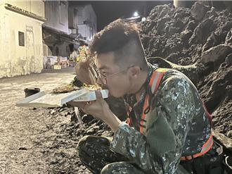 夜間投入救災任務 國軍蹲爛泥旁吃便當補體力畫面曝