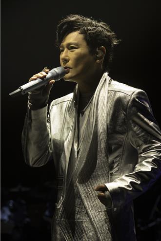 張信哲巡演遇怪事　「鍋碗瓢盆在天上飛」驚呆