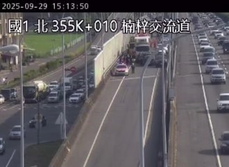 国1楠梓交流道5车连环撞　北上匝道一度回堵瘫痪