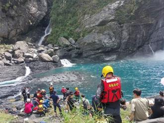 屏東瑪家鄉沙拉灣瀑布玩水出意外！男溺水OHCA送醫搶救