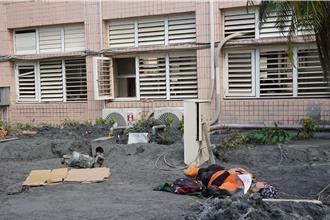 光復國中待清運淤泥堆積如山 志工連日奮戰累到席地而睡