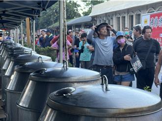 北中南親友向東集結 災區現烤1500隻桶仔雞暖災民