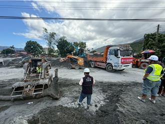 「鏟子超人×機械超人」接力清淤 迅速復通道路助災民返家