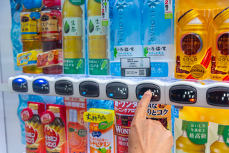 自動販賣機也難逃！日本漲價狂潮來襲 逾3000種食品變貴