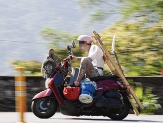 最狠外表最暖的事！ 刺青男馳援花蓮光復 「北宜最強追焦出爐」