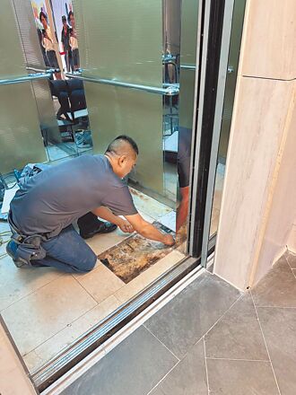 台中 新光三越爆人潮 踩壞電梯地磚