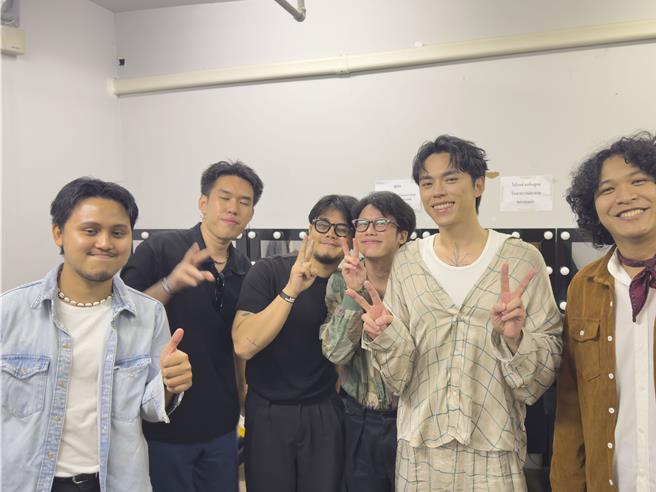 HUSH与CORNBOI在后台留下纪念合照。（默声音乐提供）