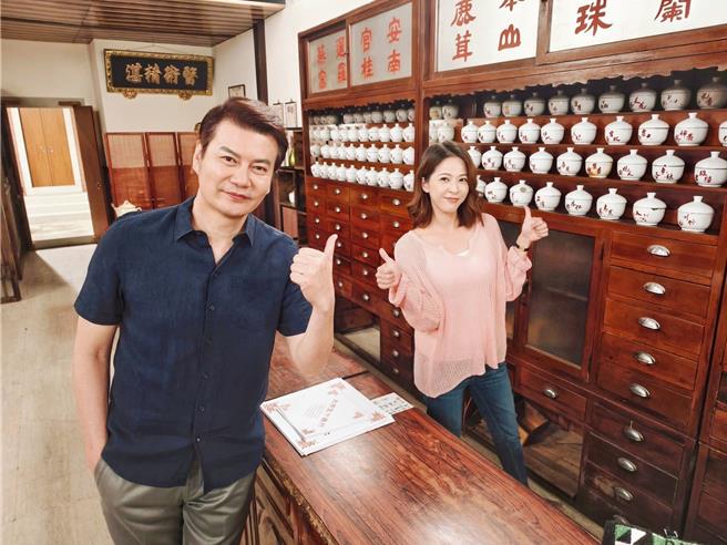 苏晏霈与剧中爸爸倪齐民有许多父女亲情戏。（民视提供）