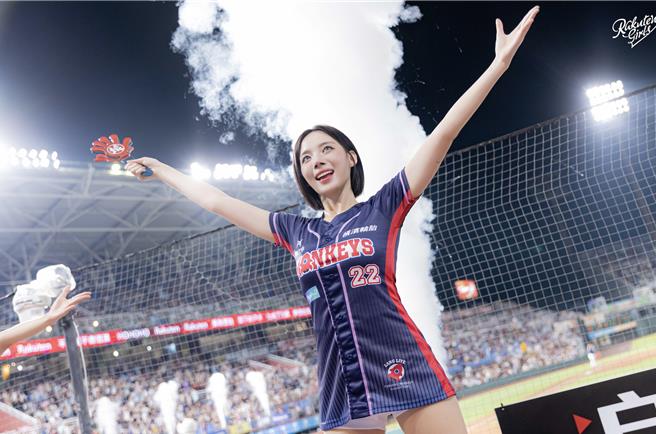 河智媛赛后演出。（乐天桃猿提供）