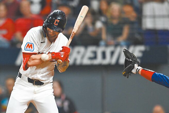 就是这记触身球，让守护者靠着再见触身挤回致胜分拿下季后赛门票。（路透）