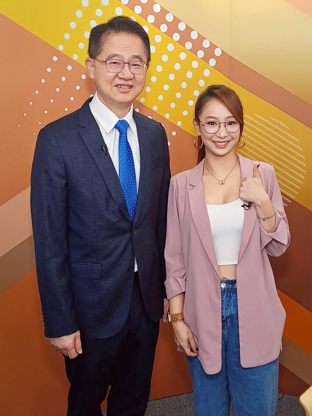 台灣運彩總經理林博泰（左）上時來運轉節目，與主持人呂佳宜談運彩眉角。（林勝發攝）